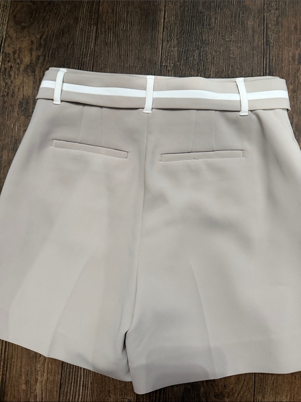 White House Black Market Beige Tie-Belt Shorts with White Trim 5in - Picture 4 of 4